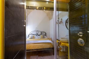 Quarto casal luxo | Banheiro | Produtos de toalete grátis, secador de cabelo, chinelos, bidê