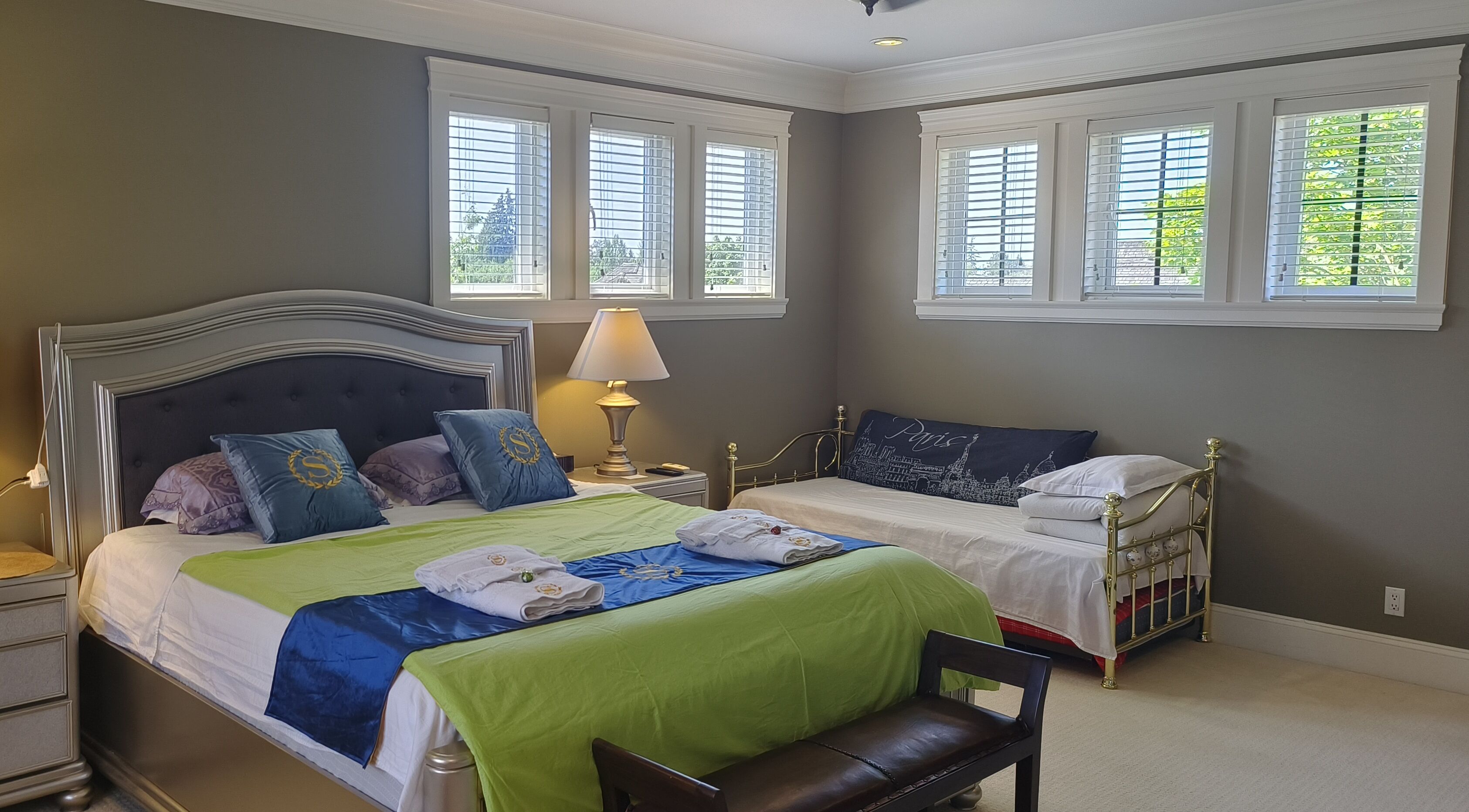 ラグジュアリー スタジオスイート | 高級寝具、羽毛の掛け布団、セレクト コンフォート製ベッド、遮光カーテン