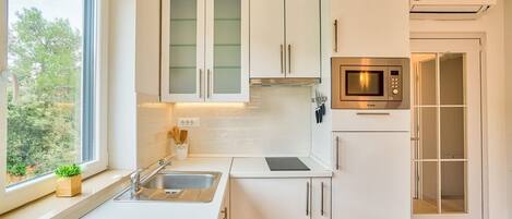 Kühlschrank, Mikrowelle, Herdplatte, Geschirrspüler