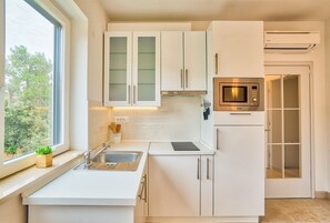 Fridge, microwave, stovetop, dishwasher