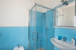 Ducha, secador de pelo, bidet, toallas