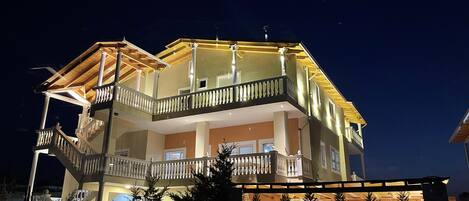 Vista frontal de la propiedad