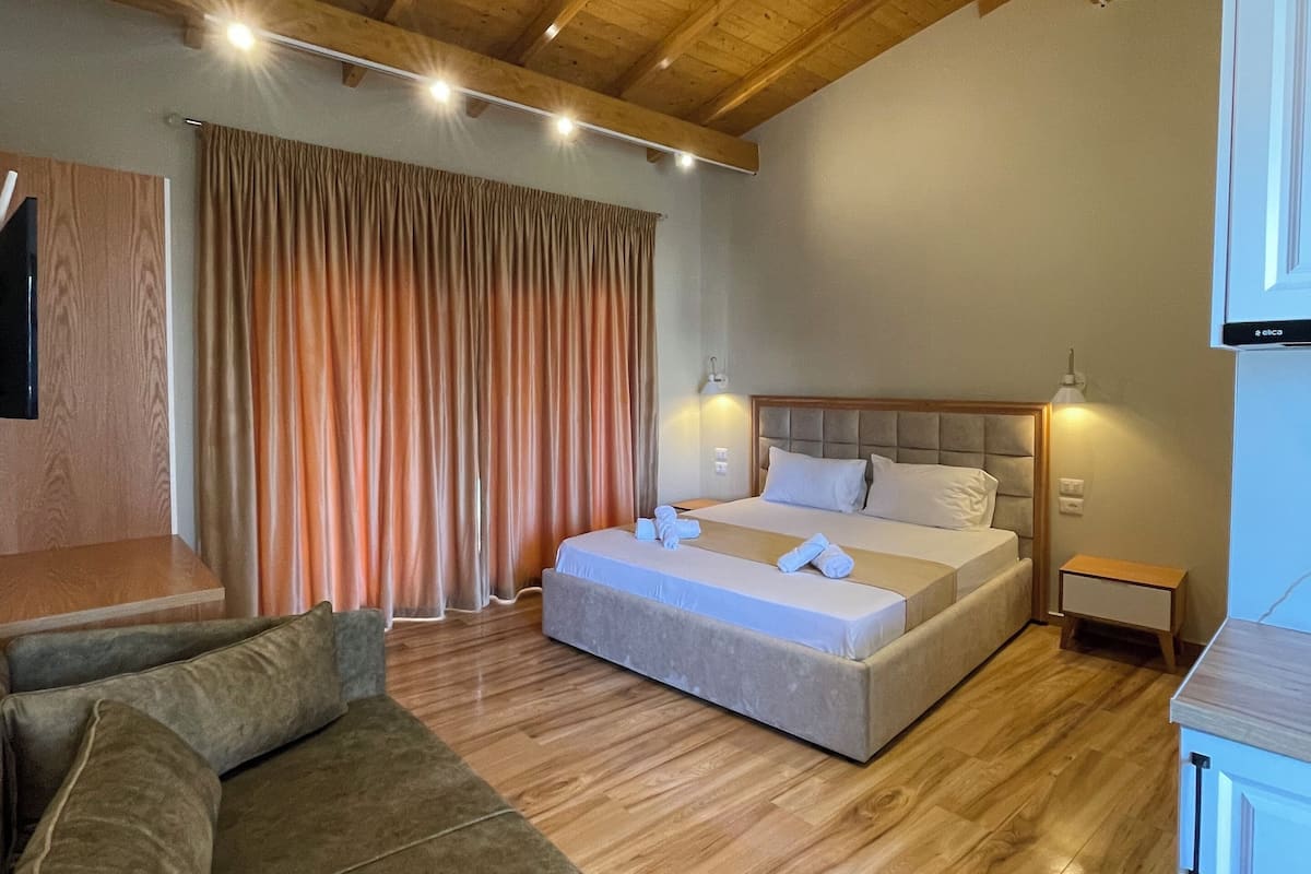 Deluxe Triple Room, Balcony | 1 bedroom, Frette Italian sheets, premium bedding, in-room safe