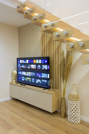 奢华复式, 1 间卧室, 海滨 | 起居区 | 33-英寸智能电视 （配备有线频道）、加热地板