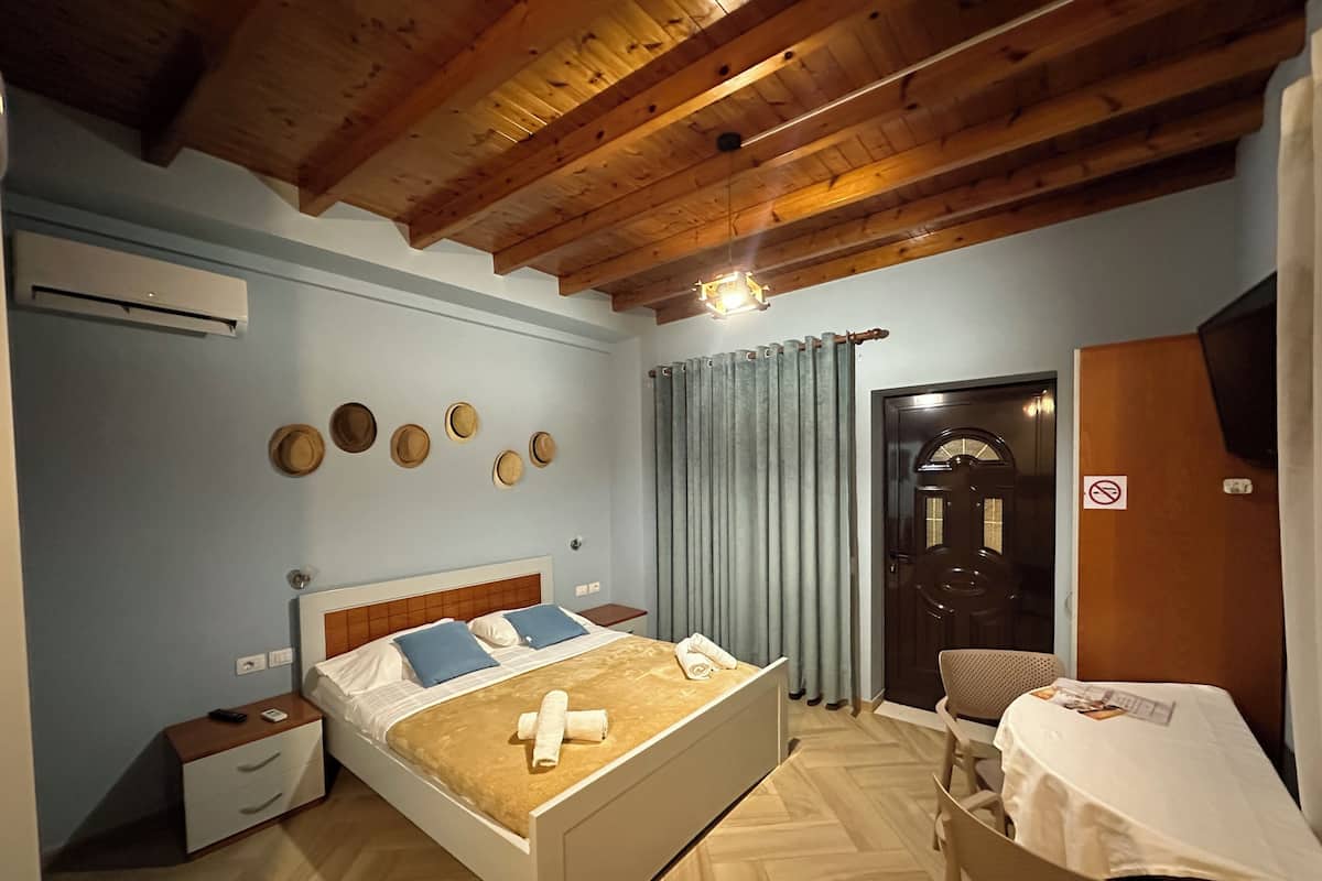 Habitación estándar doble, balcón | Sábanas italianas Frette, ropa de cama de alta calidad, caja fuerte