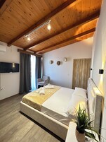Habitación Deluxe doble, balcón, vistas a la ciudad | Sábanas italianas Frette y ropa de cama de alta calidad