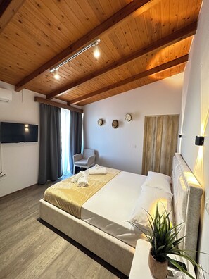 Habitación Deluxe doble, balcón, vistas a la ciudad | Sábanas italianas Frette, ropa de cama de alta calidad, caja fuerte