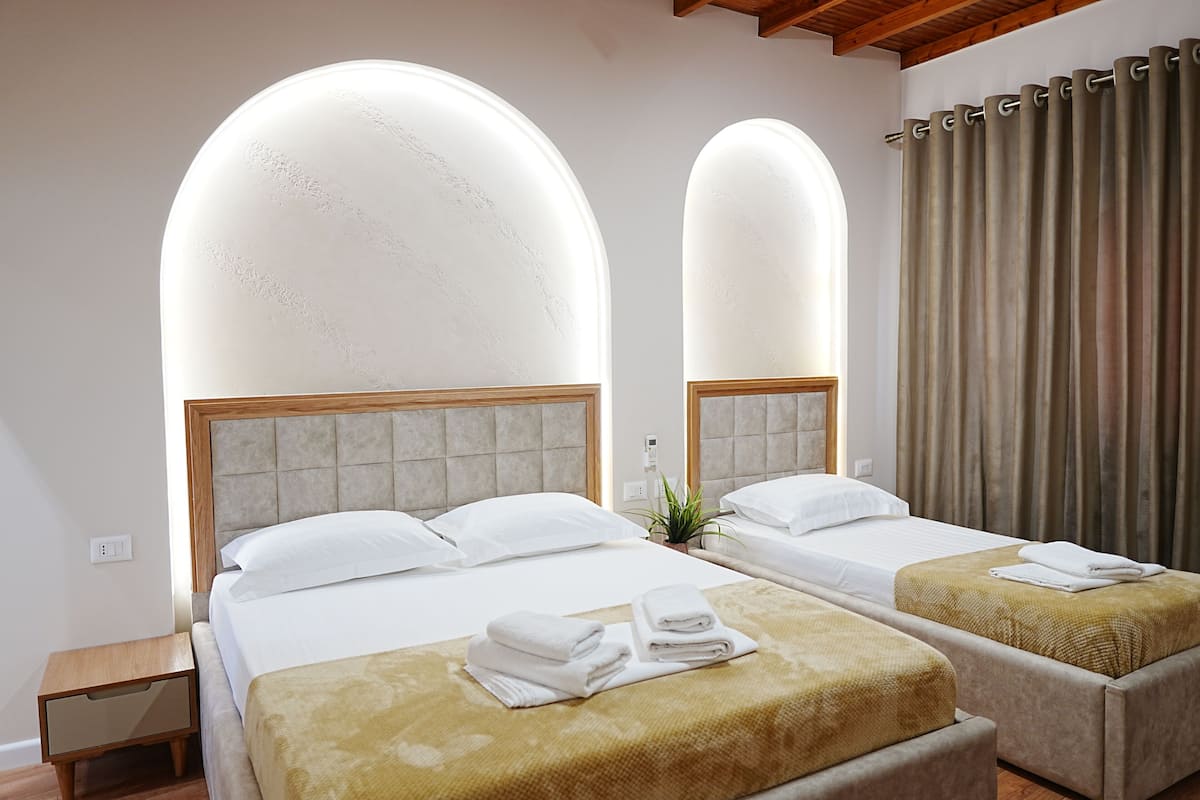 Habitación triple Deluxe, balcón | Sábanas italianas Frette y ropa de cama de alta calidad