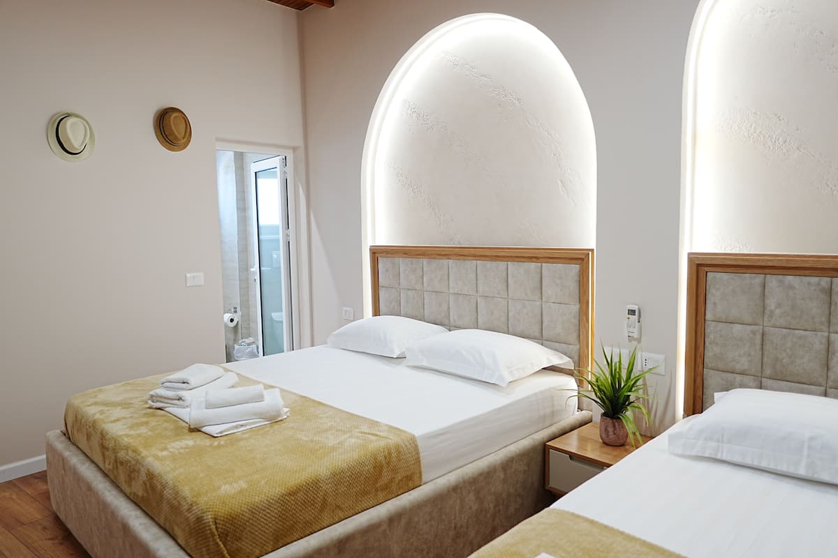 Habitación triple Deluxe, balcón | Sábanas italianas Frette, ropa de cama de alta calidad, caja fuerte