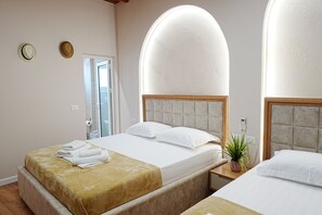 Dobbeltrom – deluxe, balkong, hageutsikt | Italienske Frette-laken, sengetøy av topp kvalitet og memory foam-senger