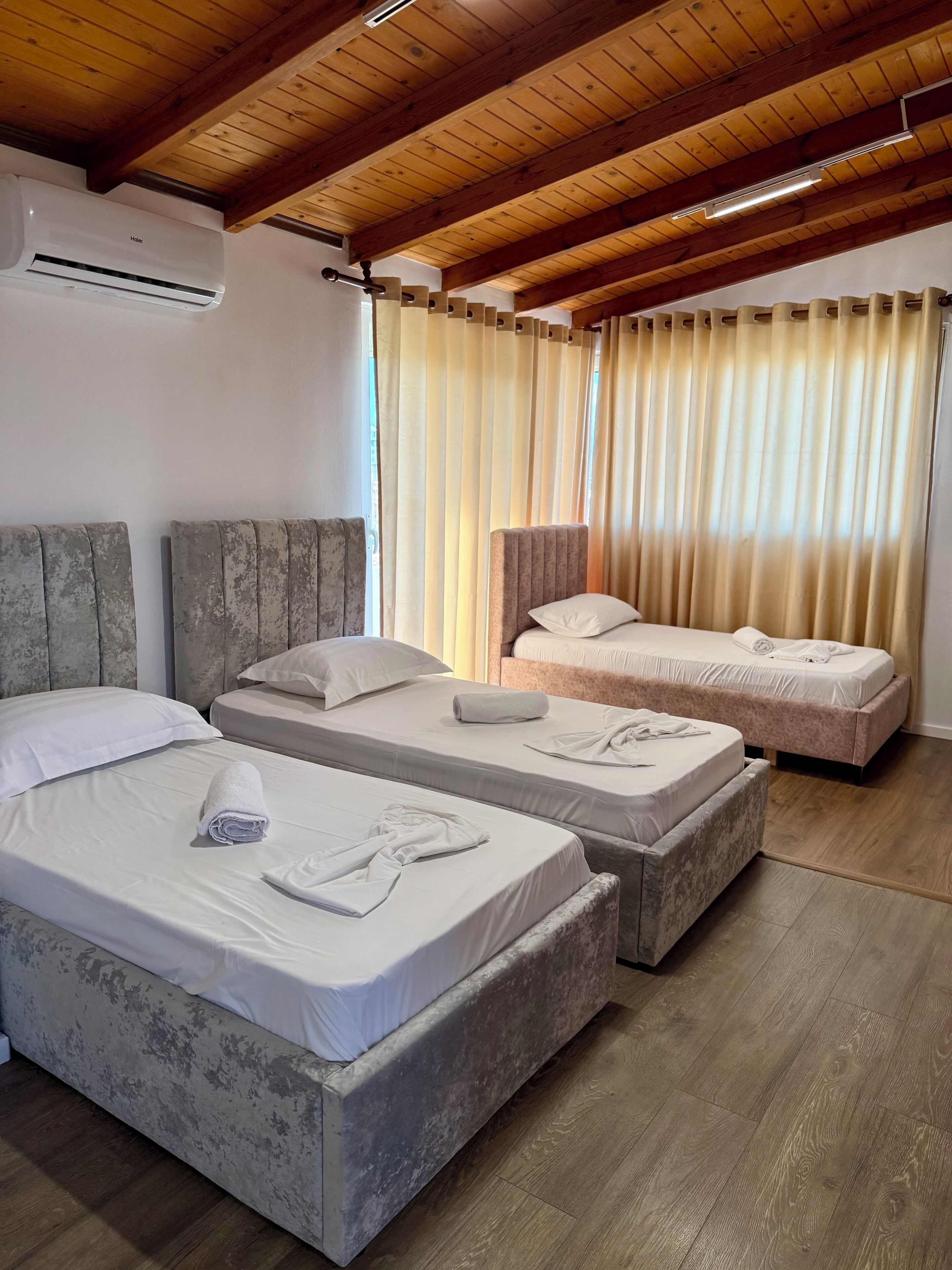 Deluxe-Apartment, Balkon, Stadtblick | Italienische Bettbezüge von Frette, hochwertige Bettwaren, Zimmersafe