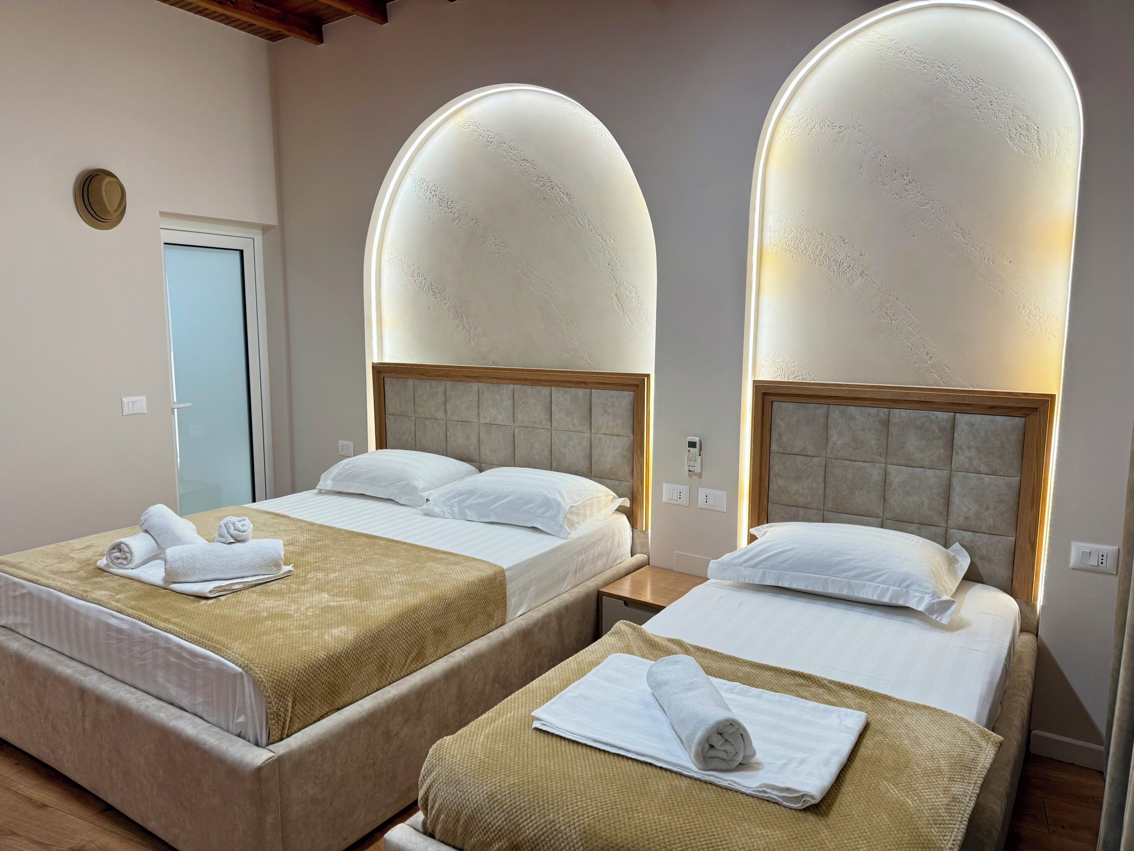 Tremannsrom – deluxe, balkong | Italienske Frette-laken, sengetøy av topp kvalitet og safe på rommet