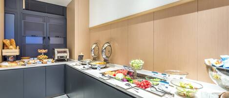 Montaje de bufé con diversos alimentos y una exhibición de pan.