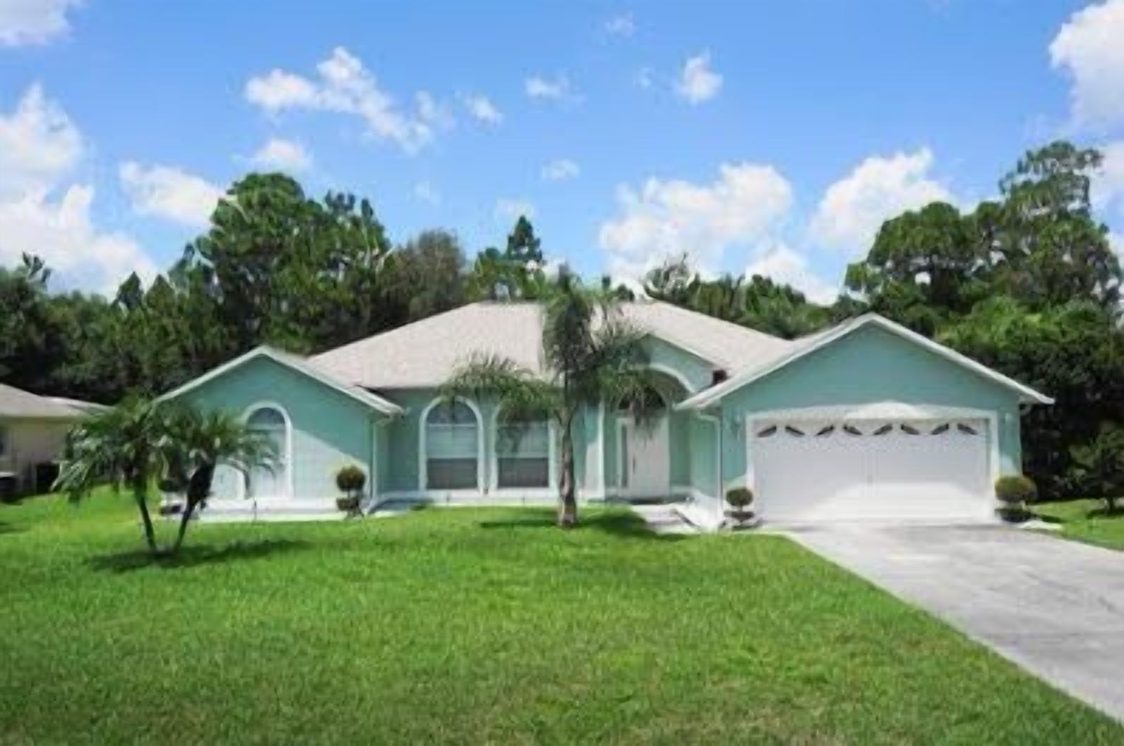 Fun in the Sun! Heated pool & hot tub! Two primary suites! Great vacation house!