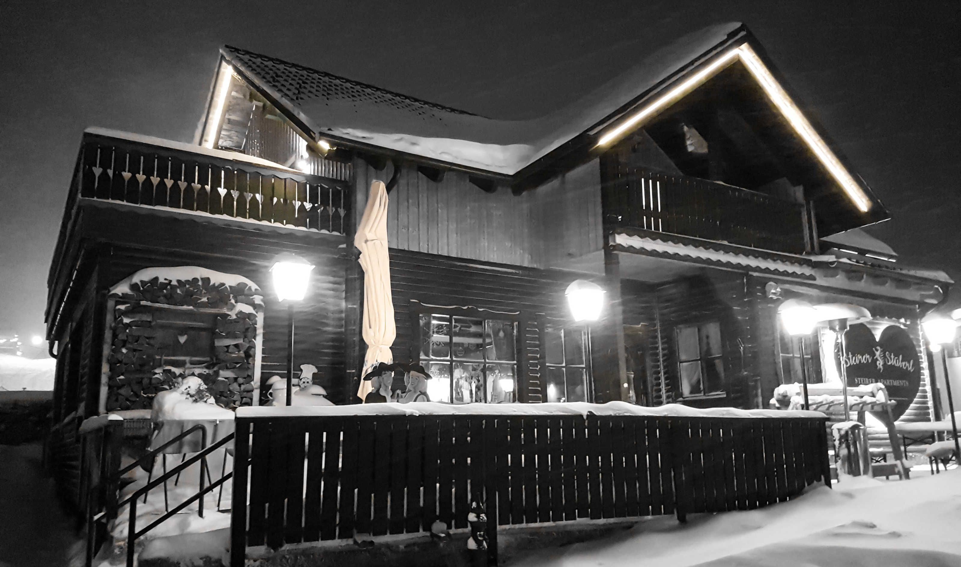 Ein Holzhaus mit Balkon und Treppe.