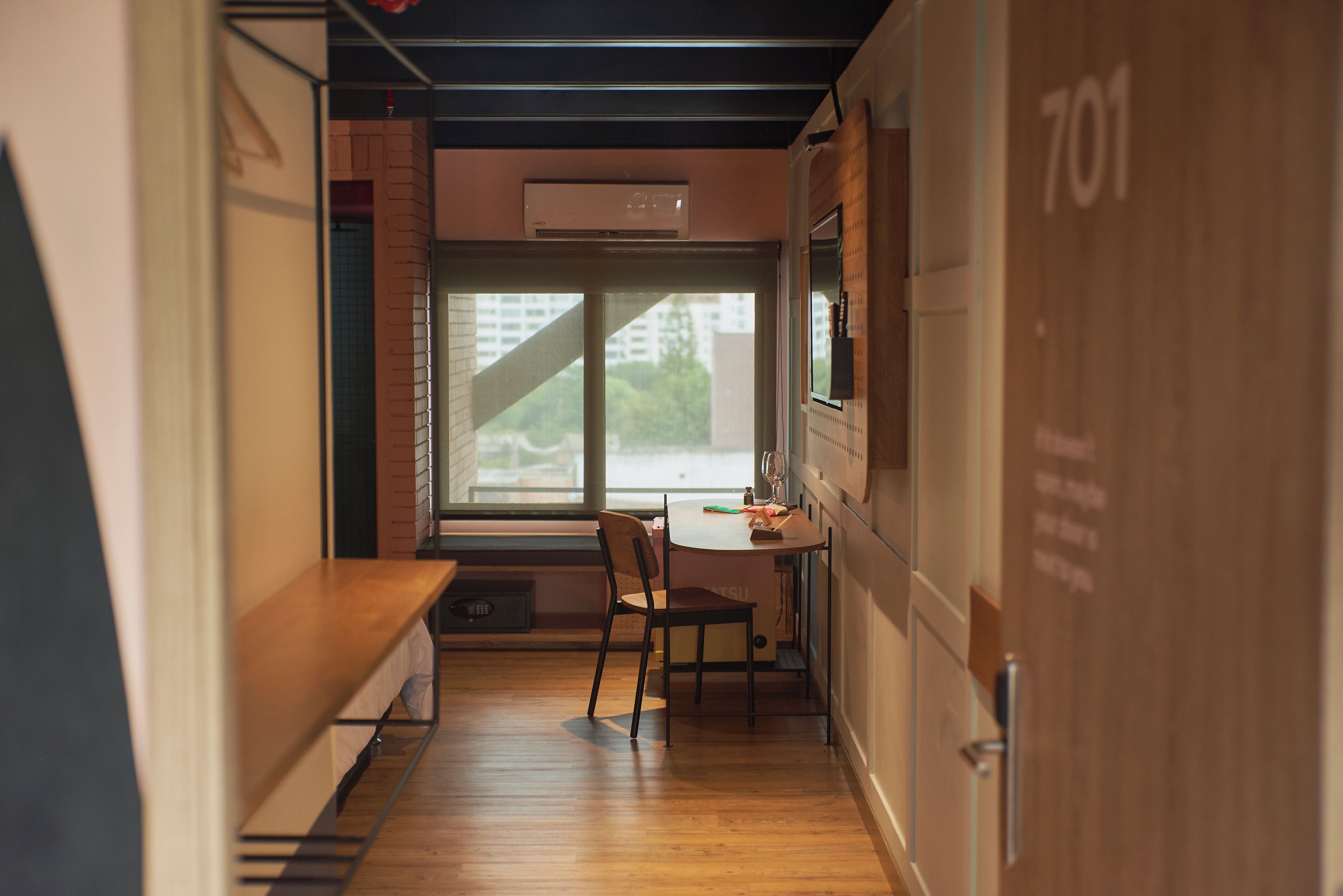 standard room, 1 queen bed | city view