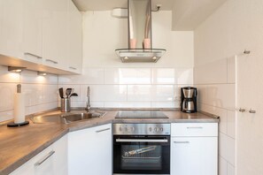 Kylskåp, ugn, diskmaskin och kaffe- och tebryggare