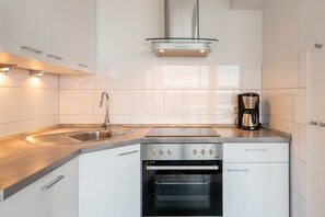 Køleskab, ovn, opvaskemaskine, kaffe-/temaskine