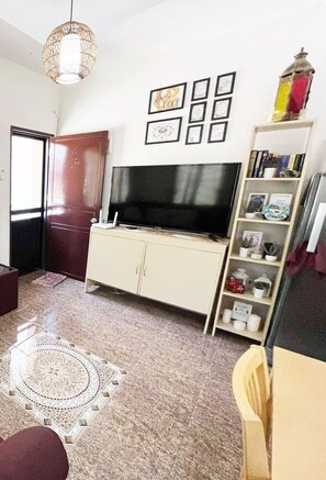 Smart TV, DVD player, stereo