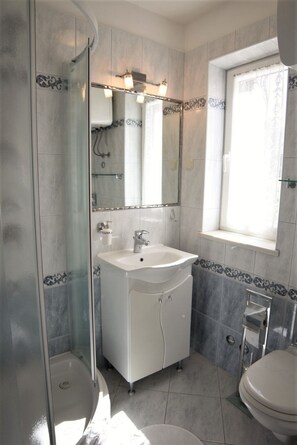 Shower, hair dryer, towels - Apartment in Rovinj with Terrace, Air condition, WIFI, Dishwasher (4285-2) (Rovinj)