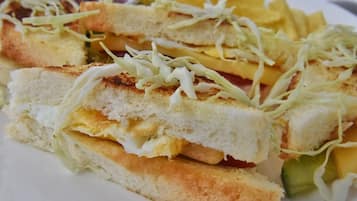 Un sándwich con lechuga y una guarnición de papas fritas.