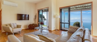 Moeraki - Private walkway to Onetangi Beach - Modern 3 Bedroom Home with Onetangi Beach Access