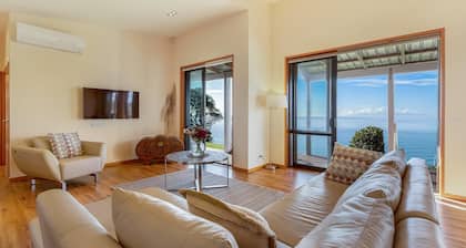 Moeraki - Private walkway to Onetangi Beach - Modern 3 Bedroom Home with Onetangi Beach Access