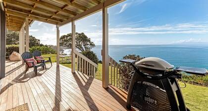 Moeraki - Private walkway to Onetangi Beach - Modern 3 Bedroom Home with Onetangi Beach Access