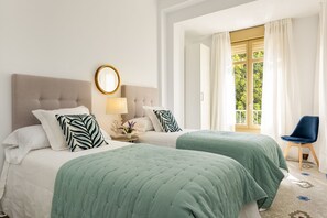 4 bedrooms, iron/ironing board, WiFi, bed sheets - Spacious Apartment with Alcazaba views. Zegri (Malaga)