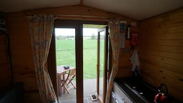 Cabane, plusieurs lits | Intérieur