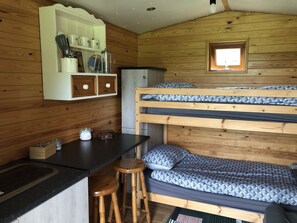 Cabane, plusieurs lits | Cuisine privée | Réfrigérateur, four, plaque de cuisson, bouilloire électrique
