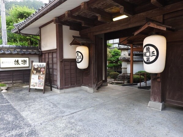 숙박 시설 입구