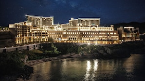 A large hotel with multiple buildings, a waterfront, and a night sky with stars. - Sol Beach Jindo (Jindo)