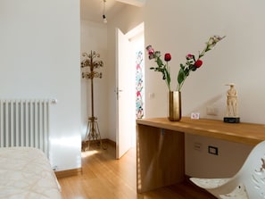 3 bedrooms, desk, soundproofing, iron/ironing board