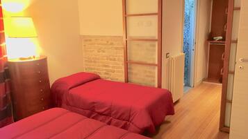 3 Schlafzimmer, Schreibtisch, schallisolierte Zimmer