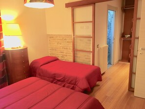 3 chambres, bureau, chambres insonorisées, fer et planche à repasser