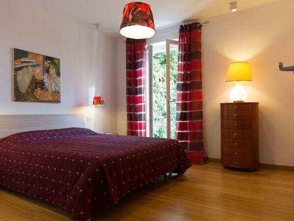 3 makuuhuonetta, työpöytä, äänieristys, silitysrauta/-lauta