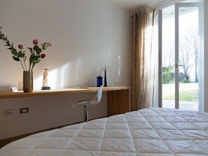 3 makuuhuonetta, työpöytä, äänieristys, silitysrauta/-lauta