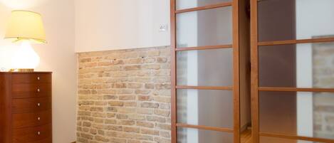 3 slaapkamers, een bureau, geluiddichte muren