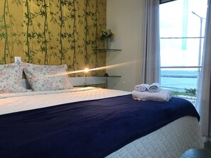 Cortinas blackout y tabla de planchar con plancha 