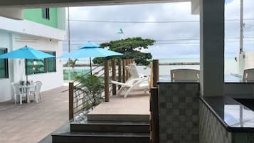 Bar junto a la piscina