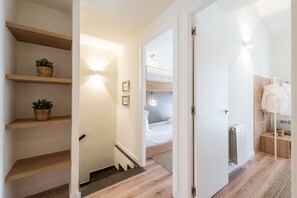 3 Schlafzimmer, Bügeleisen/Bügelbrett