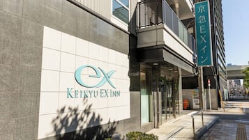 A building with a sign reading "Keikyuu Ex Inn" and a vertical sign above it that says "Keikyuu EX Inn".