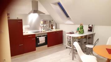 Kühlschrank, Mikrowelle, Herdplatte, Geschirrspüler