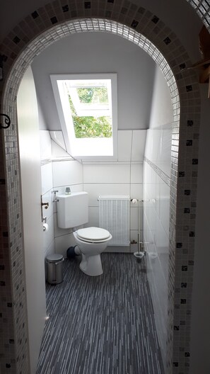 Sèche-cheveux, serviettes fournies, savon, shampoing