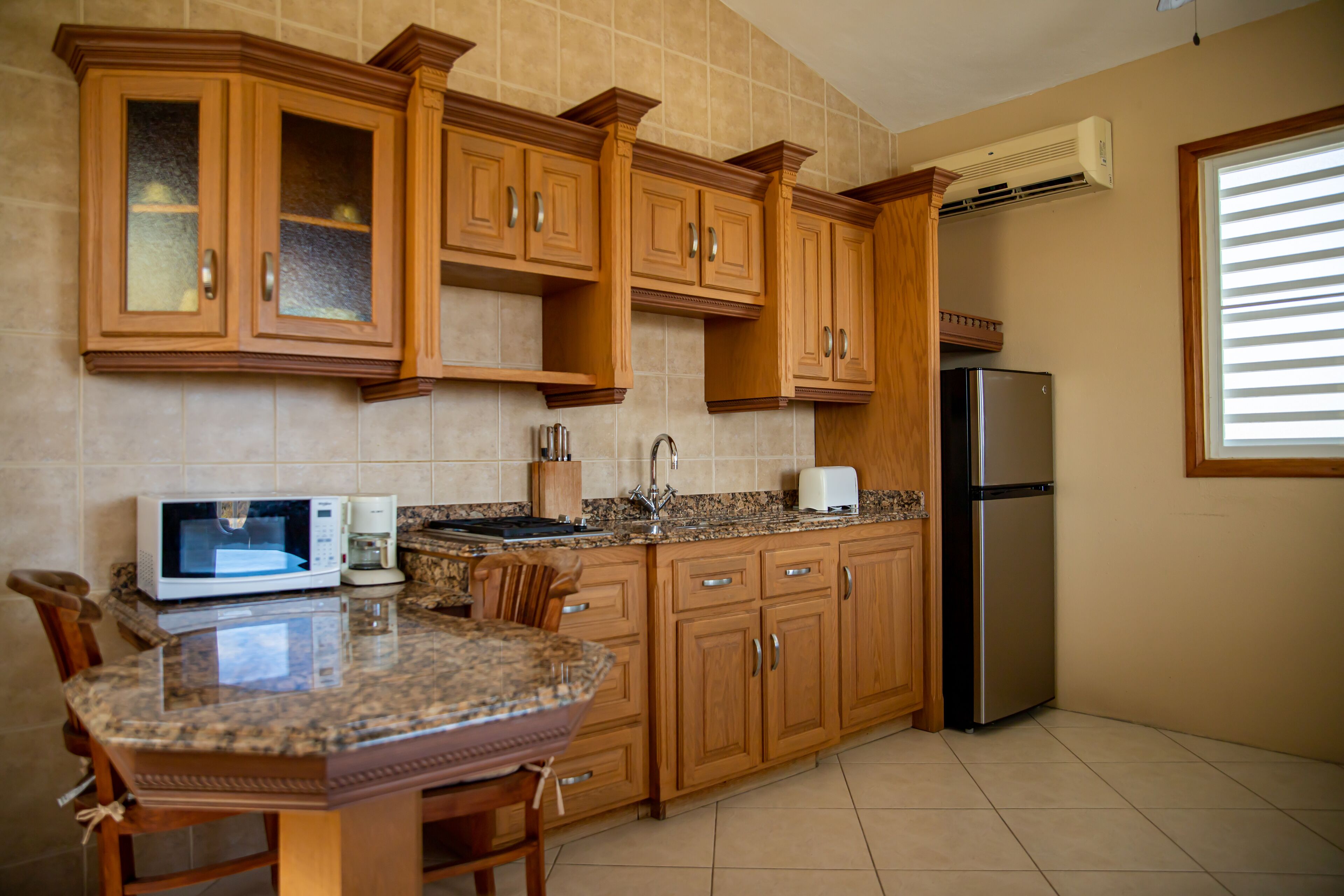 Fridge, oven, stovetop, coffee/tea maker