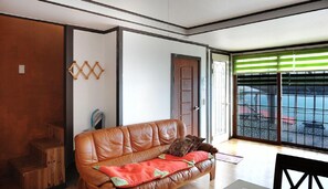 Habitación (C) | Área de sala de estar | Televisión de pantalla plana 