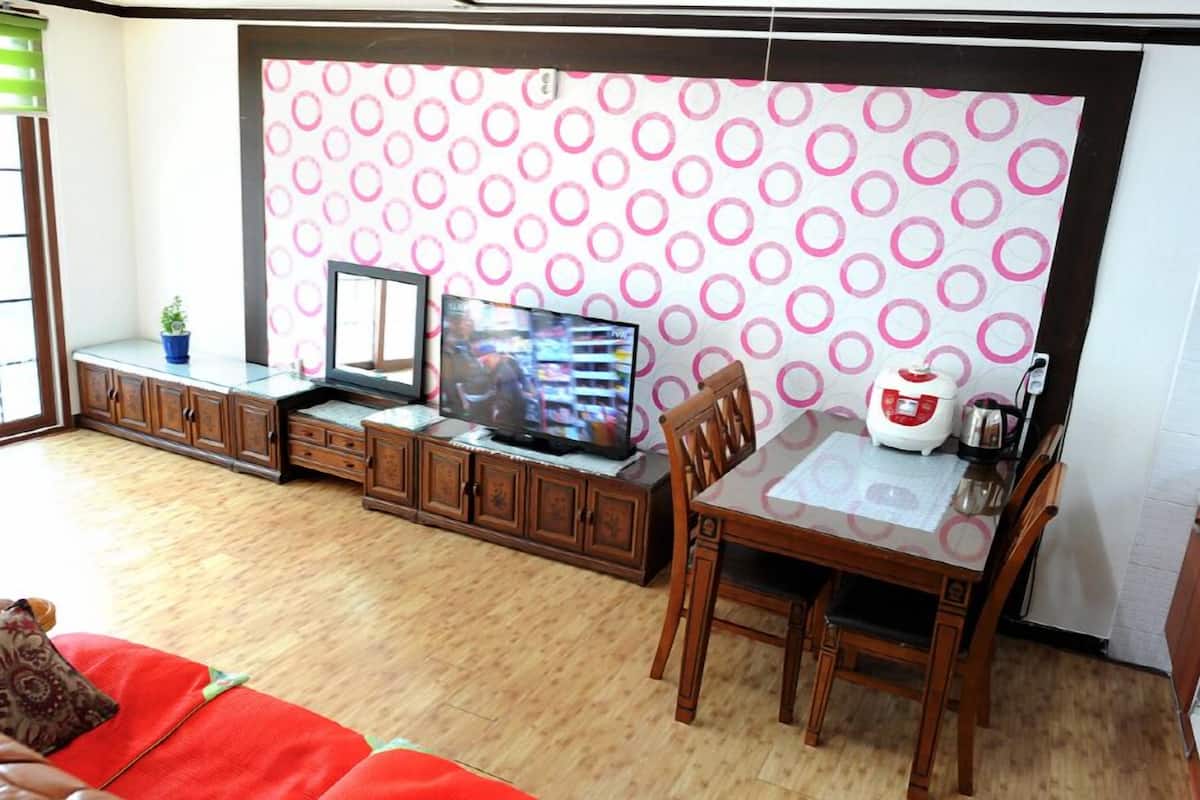 Room (C) | Living area | Flat-screen TV
