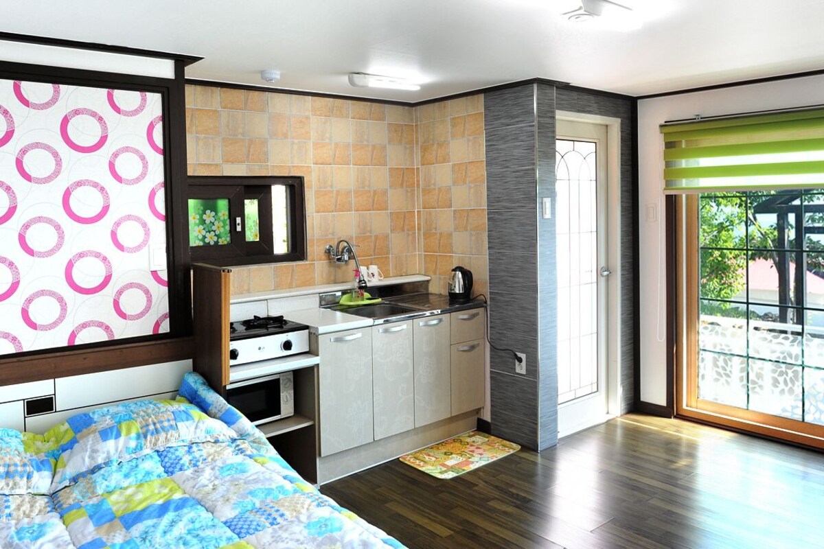 Room (D) | Private kitchenette