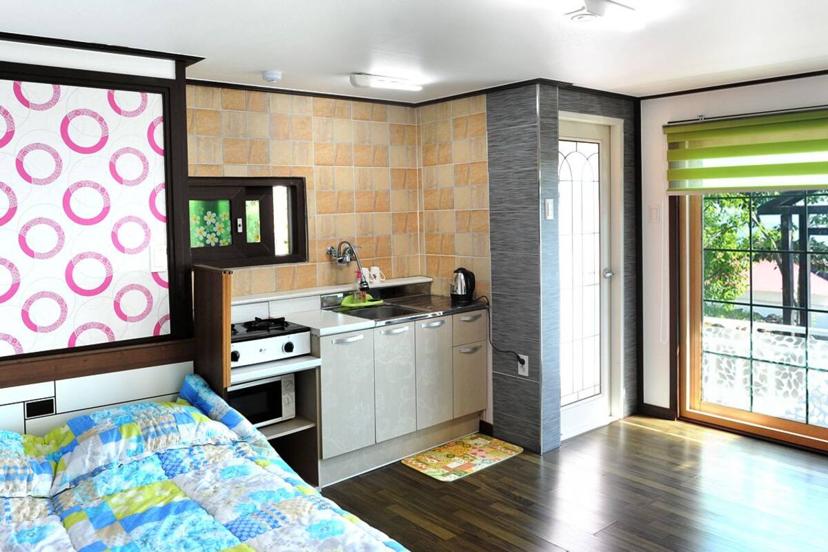 Room (D) | Private kitchenette | Fridge, stovetop, electric kettle, cookware/dishes/utensils